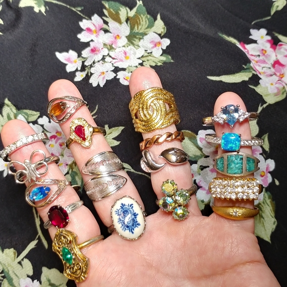 Welcome to my closet 🌹🌿 - Picture 15 of 16